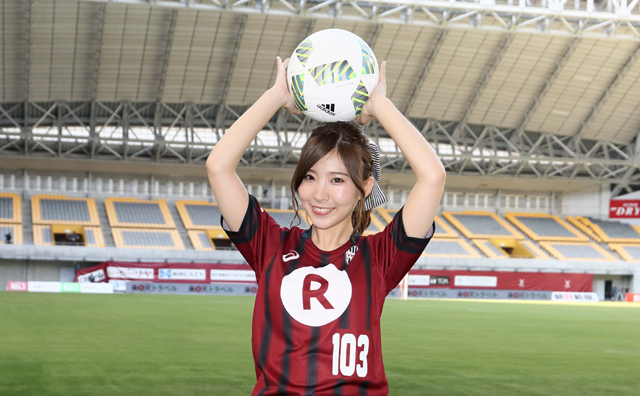 岩佐美咲、Jリーグのヴィッセル神戸の試合での始球式で見事にゴール!