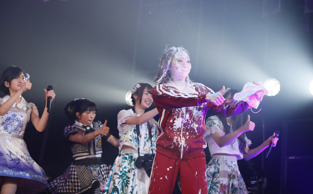 「AKB48」がアルバム発売記念イベント　あのメンバーがクリームまみれでパフォーマンス!