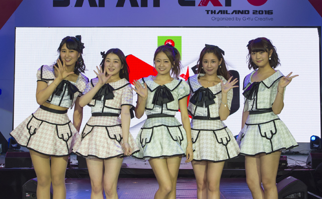 「AKB48」がバンコクで開催された「ジャパン・エキスポ」に出演、「恋チュン」など5曲をパフォーマンス