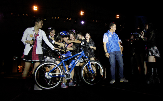 「JKT48」の仲川遥香、インドネシア・ジャカルタ-スラバヤ間の約800㎞を自転車で12日間かけて無事走破!