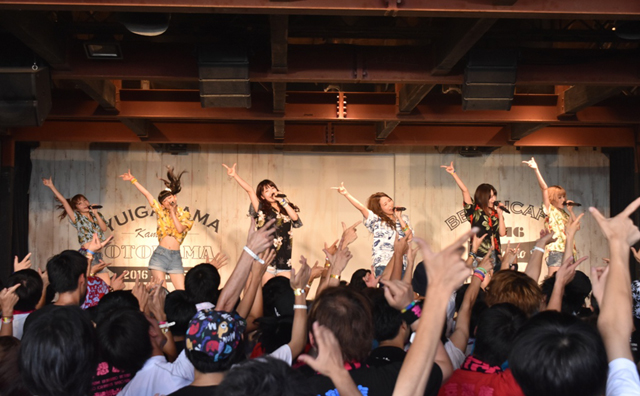 「妄キャリ」がアロハシャツ姿でライブ!　10月からの全国ツアーも発表!!