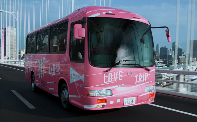 「AKB48」ニューシングルでおなじみの“LOVE TRIPバス”が秋葉原に展示!!