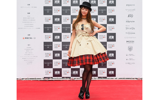 西内まりやが渋谷の路上ファッションショーでトレンドのコーデを披露!