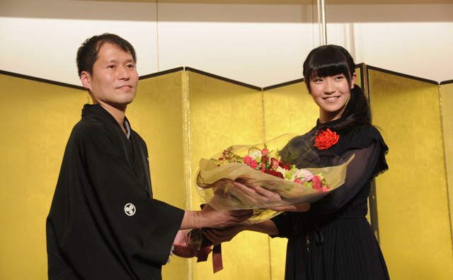 「スパガ」前島亜美、「第41期 囲碁名人戦七番勝負」を制した高尾紳路名人に花束を贈呈