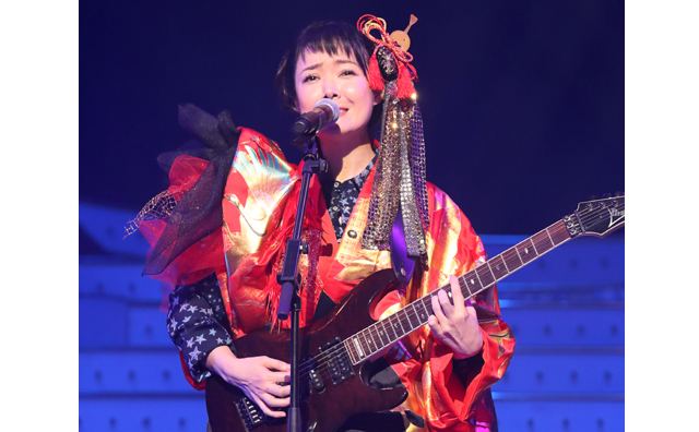 田川寿美がデビュー25周年記念コンサート　エレキギター演奏も披露!