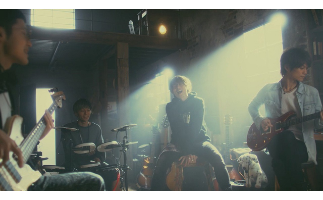 「Thinking Dogs」、1年ぶりのシングル曲のミュージックビデオが公開