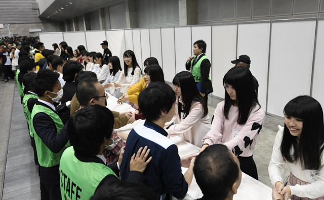 「AKB48グループ ドラフト会議」の候補者が握手会初参加