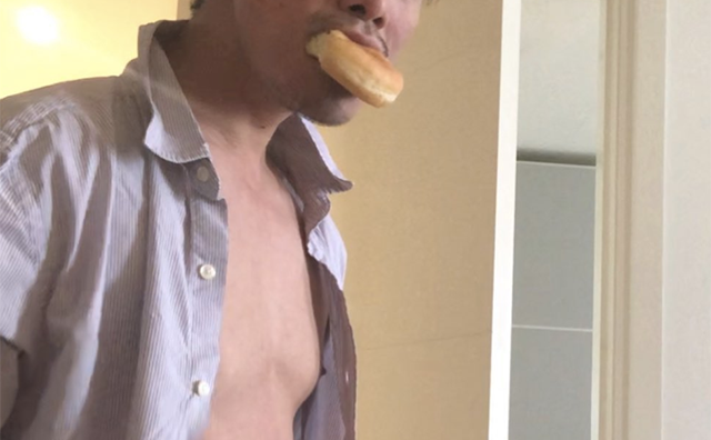 成宮寛貴「裸でおにぎり」の次は「裸でドーナツ」、加速する露出アピールのナゼの画像1