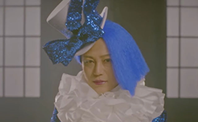 氷川きよし「ジャニーズ系」新MVで軽快ステップ！ “青いカツラ”着けこなす「奇跡の42歳」