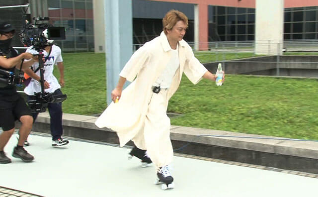 香取慎吾、ローラースケートを履いてのTVCM撮影に初挑戦！ 「（ローラースケートは）本当はそんなにうまくないんですよ（笑）」の画像4