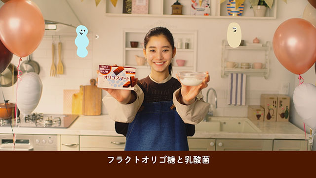 『新木優子』エプロン姿で初のお菓子作り動画に挑戦！ 途中で我慢できずにチョコをペロリと味見♪の画像1