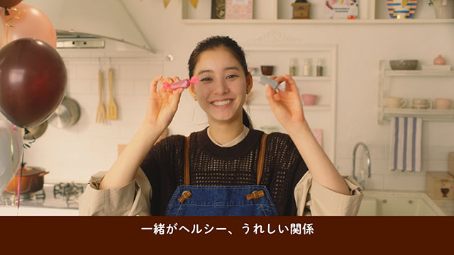 『新木優子』エプロン姿で初のお菓子作り動画に挑戦！ 途中で我慢できずにチョコをペロリと味見♪の画像2