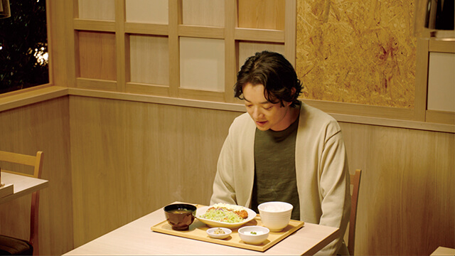 染谷将太さんが定食の一番美味しい食べ方やよい食いに挑戦！やよい軒新CM『やよい食い篇』OA 開始の画像2